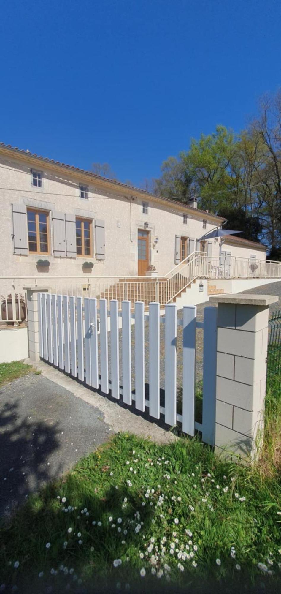 Maison 2 Chambres Au Calme Saint-Bonnet-sur-Gironde エクステリア 写真